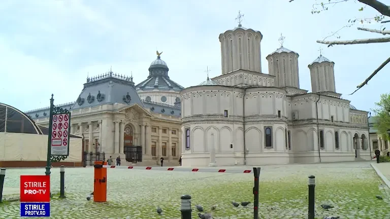 În Vinerea Marea, bisericile au fost din nou pline. Credincioșii au trecut pe sub Sfântul Epitaf