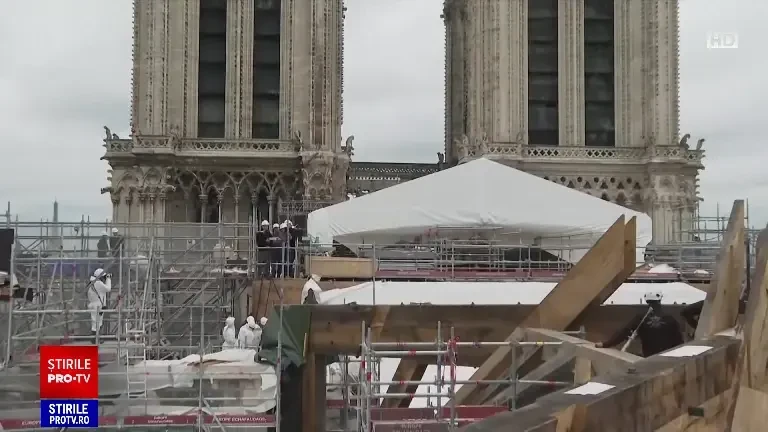 Macron i-a felicitat pe muncitorii de pe șantierul de la Notre-Dame, la 4 ani de la incendiul catastrofal