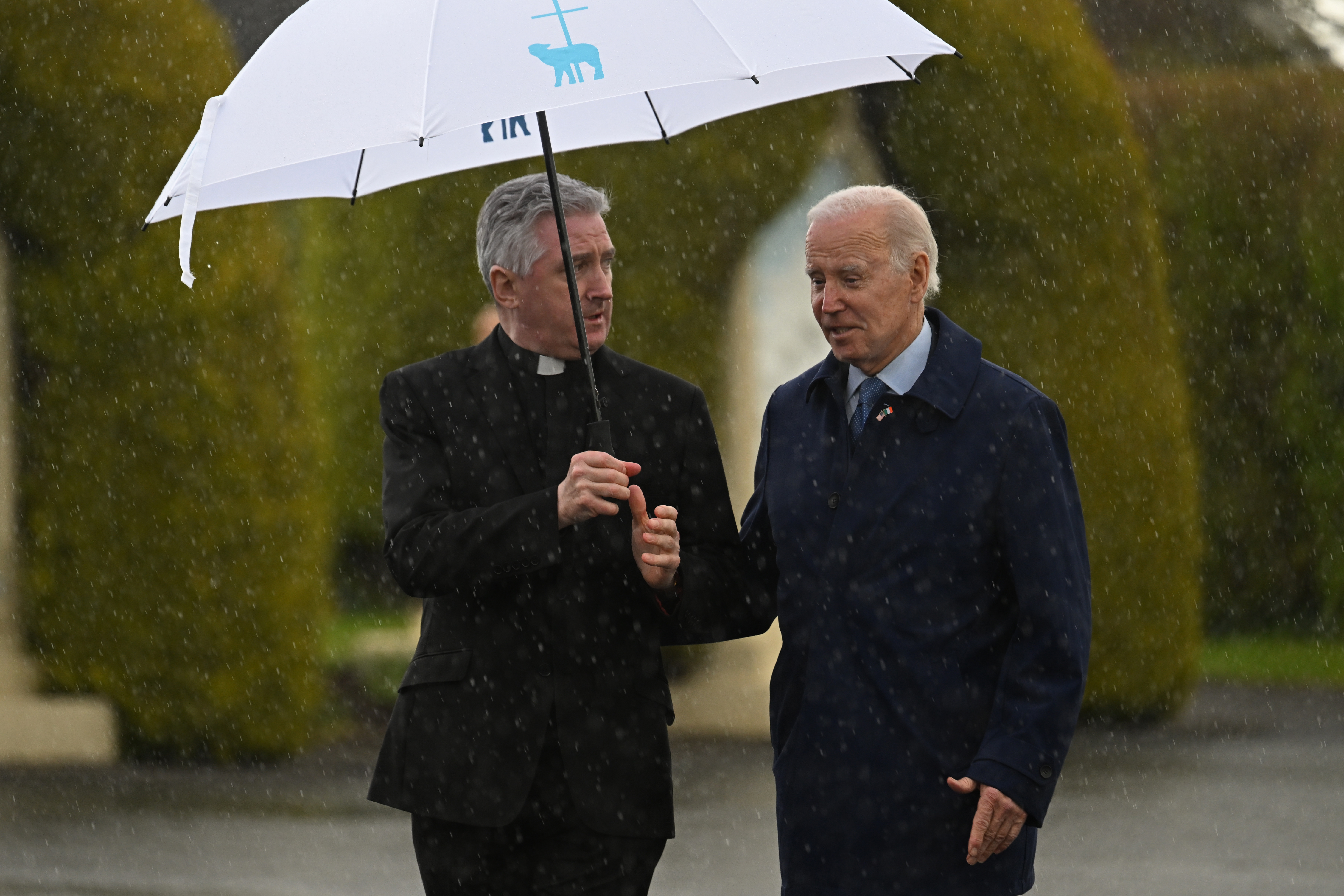 Joe Biden a început să plângă după ce l-a întâlnit pe preotul care i-a fost alături fiului său, Beau, înainte de a muri