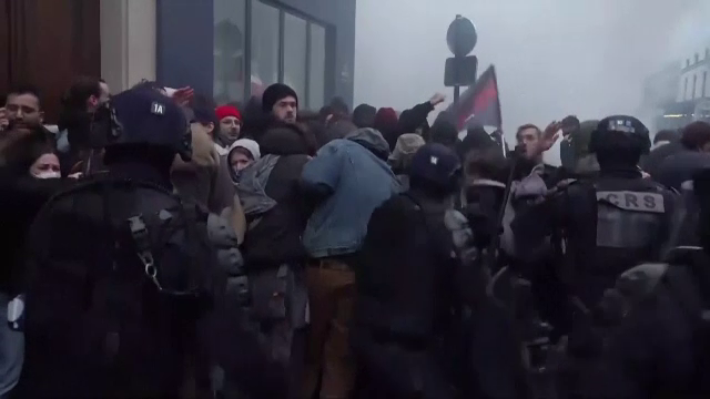 Vârsta de pensionare din Franța, majorată prin lege. Francezii furioși au dat foc la o secție de poliție