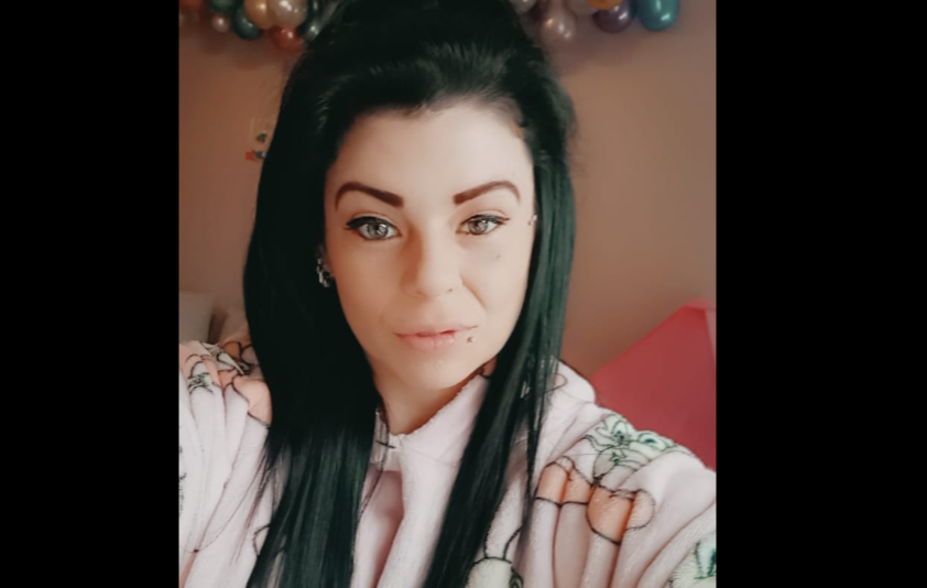 „Am reușit să deschid geamul și l-am împins afară”. Povestea unei mame care a scăpat din mâinile fostului iubit