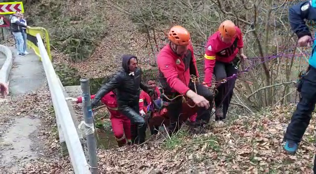 Un bărbat a căzut în Canionul Valea lui Stan în timp ce încerca să-și facă poze. Era cu soția și copiii | VIDEO