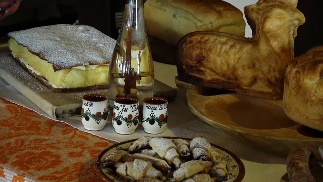 „Nici n-am ajuns bine și a trebuit să gust pălinca”. Gazdele din Maramureș i-au așteptat pe turiști cum se cuvine de Paște