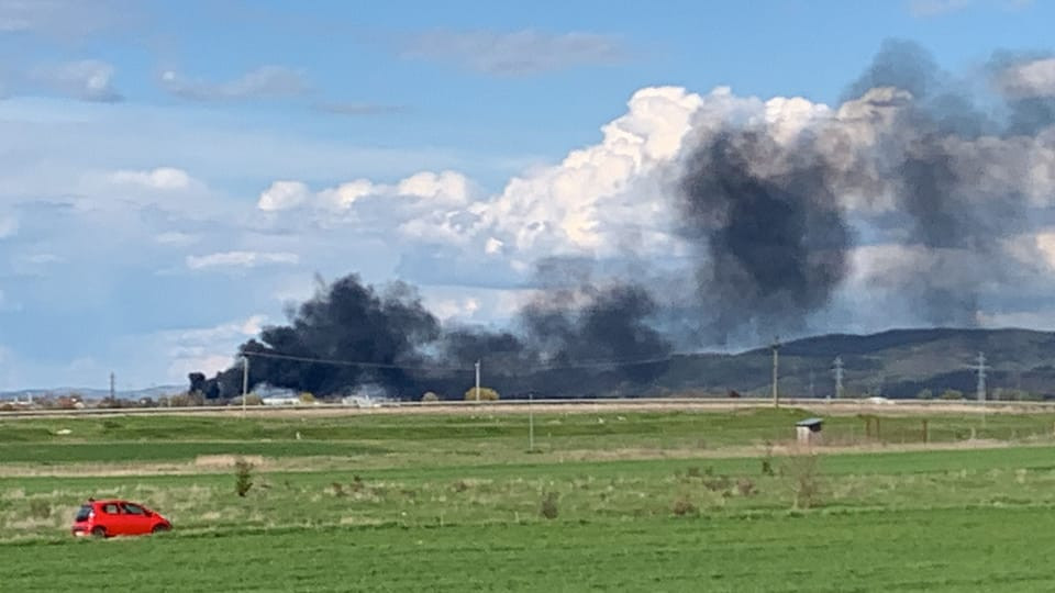 Pericol de explozie în Alba. Un incendiu a izbucnit la un depozit unde se află zeci de butelii