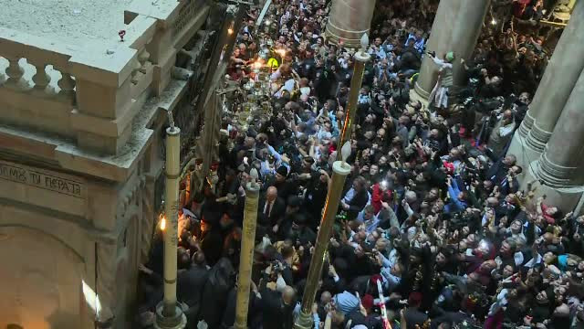 Mii de ortodocși au fost martori ai miracolului petrecut în Biserica Sfântului Mormânt și au primit Lumina Sfântă