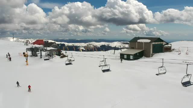 Dimineața pe schiuri și seara la masa de Paște. Cum petrec românii care au ales să meargă la munte în acest weekend