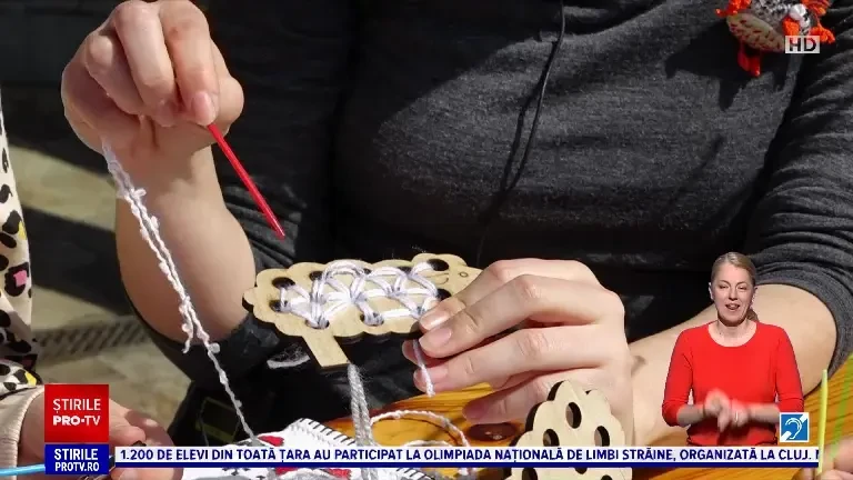 Copiii s-au întrecut în arta cusutului, la Baia Mare. „E important să fie descurcăreți pe viitor, creativitatea îi va ajuta”