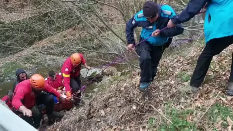 Un bărbat a căzut în Canionul Valea lui Stan în timp ce încerca să-și facă poze. Era cu soția și copiii | VIDEO