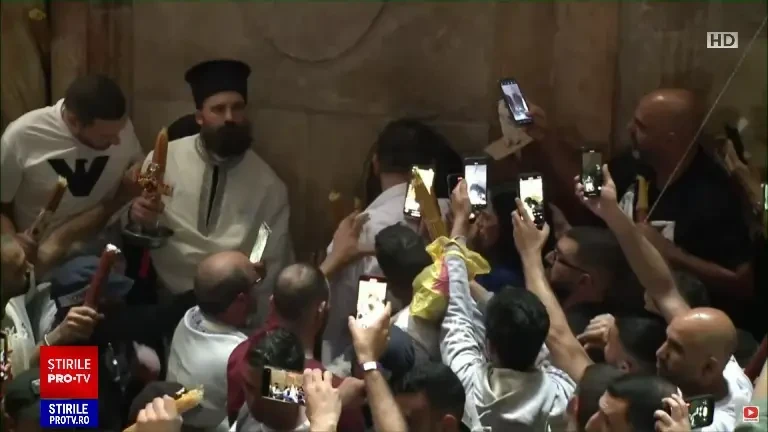 Mii de ortodocși au fost martori ai miracolului petrecut în Biserica Sfântului Mormânt și au primit Lumina Sfântă