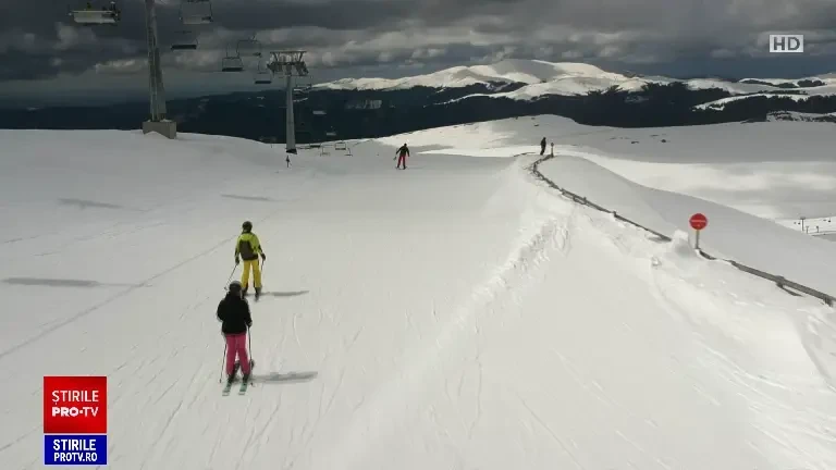 Dimineața pe schiuri și seara la masa de Paște. Cum petrec românii care au ales să meargă la munte în acest weekend