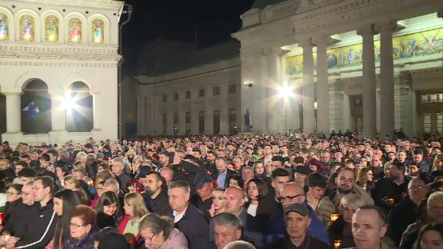 Curtea Catedralei Patriarhale din București, învăluită de mulțimea de oameni venită la slujba de Înviere
