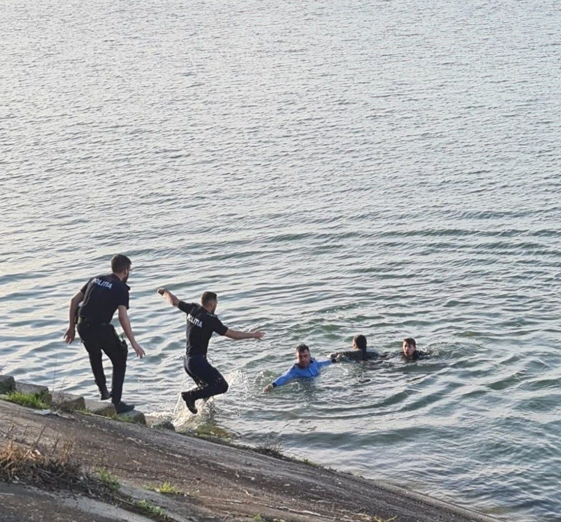 Cei 3 polițiști care ”au înfăptuit o minune”. Au salvat o femeie care voia să se sinucidă înainte de slujba de Înviere