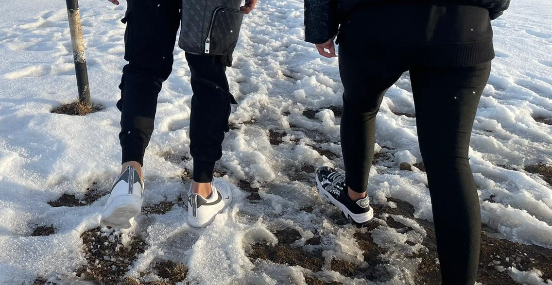 Doi tineri care au plecat pe munte în colanți au fost găsiți de salvamontiști îmbrățișați. „Ne-au șocat”