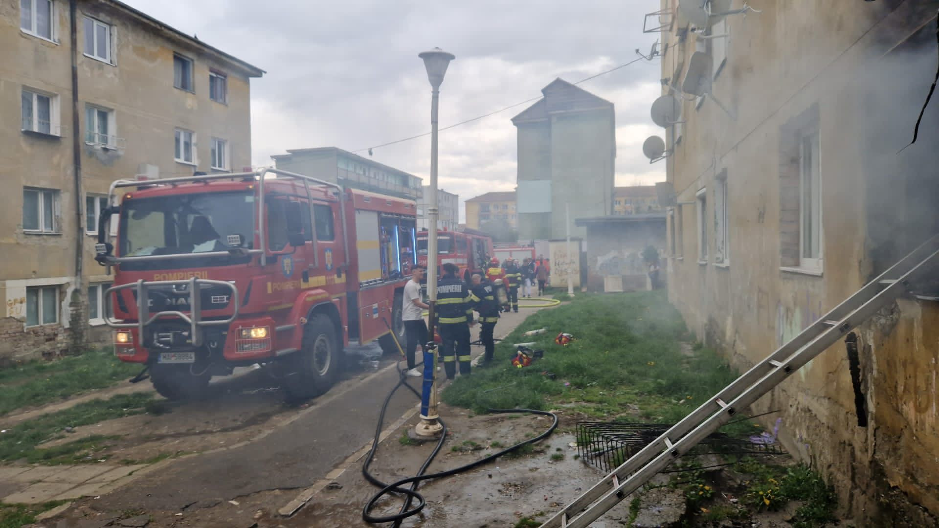 Incendiu la un bloc din Mediaș. Aproape 100 de persoane au fost evacuate în ziua de Paște | GALERIE FOTO