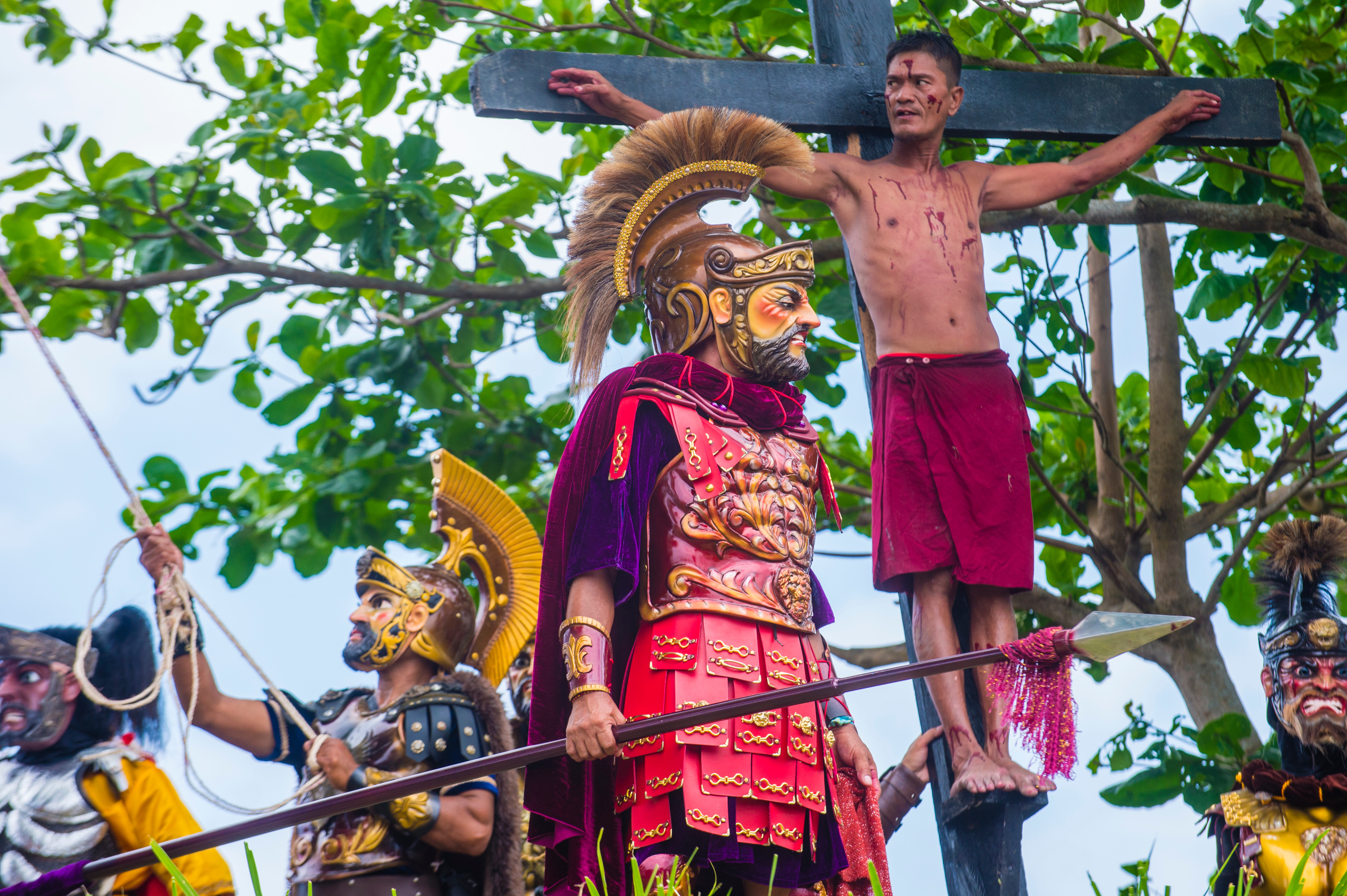 Țara în care oamenii se crucifică asemenea lui Iisus Hristos. Tradiții de Paște în lume | FOTO