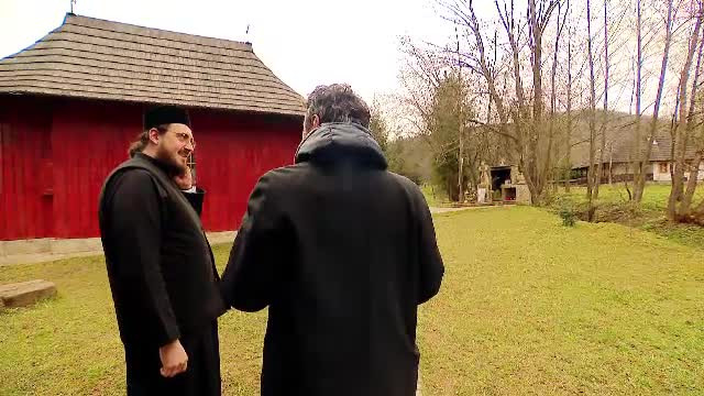 Călugării de la Mănăstirea Putna urcă spre Dumnezeu și trag după ei armate de oameni neajutorați