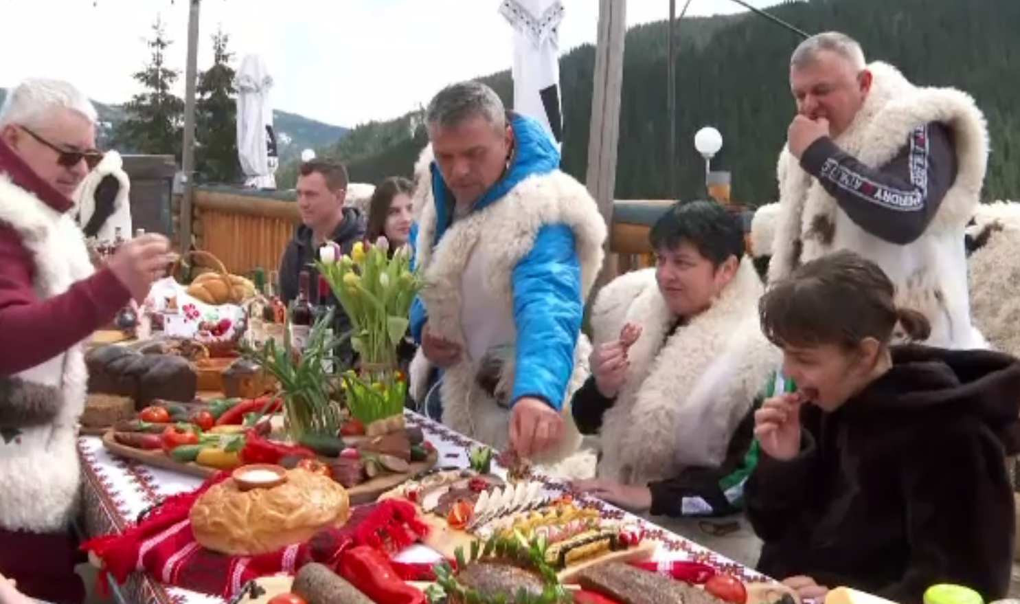 Paștele în Bucovina se petrece cu mese întinse și bunătăți din zonă: „Mulți nu au văzut toată iarna câtă zăpadă avem noi”