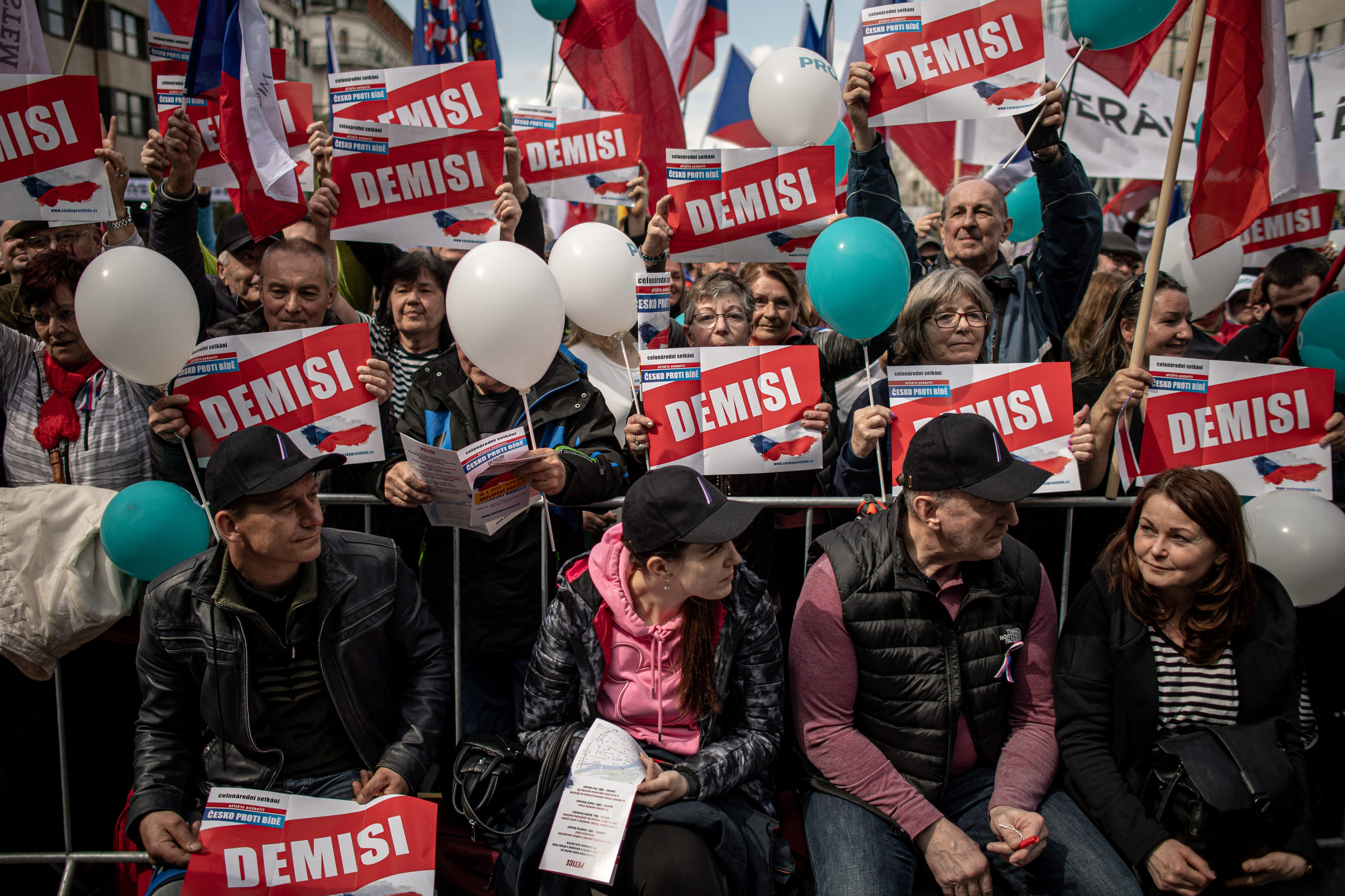„Cehia împotriva sărăciei”. Protest cu mii de persoane în Praga. Oamenii cer demisia guvernului | GALERIE FOTO