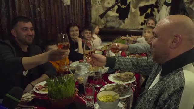 Mesele au fost pline de bunătăți în ziua de Paște, după un post lung. Berbecuțul rumenit a fost specialitatea zilei