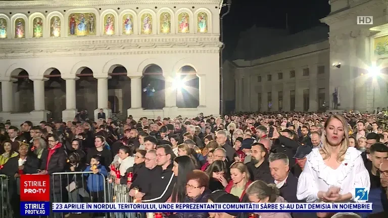 Curtea Catedralei Patriarhale din București, învăluită de mulțimea de oameni venită la slujba de Înviere
