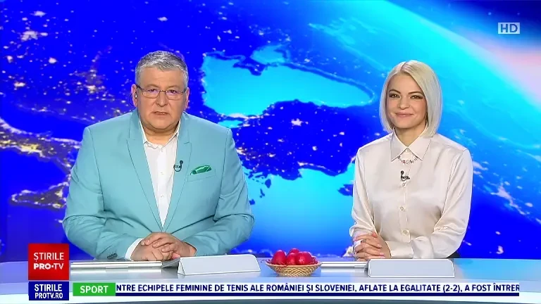 Imaginile din Călimani care fac senzație. Un bărbat cântă la trompetă cu un cocoș de munte pe cap, care-l acompaniază