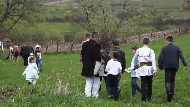 Tradiția pogăniciului s-a ținut și anul acesta în Mureș. Primul gospodar care a ieșit la arat a fost fugărit după slujbă