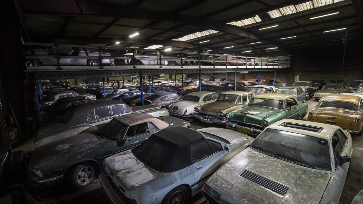 Colecție extrem de rară de mașini descoperită în curtea unui olandez. VIDEO