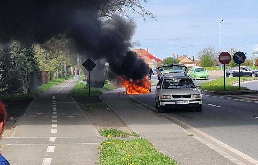 Un autoturism a fost cuprins de flăcări pe o stradă din Arad și a ars în întregime