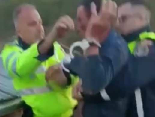Șofer băut, încătușat cu dificultate de polițiști. Prietenii lui i-au luat la bătaie pe oamenii legii