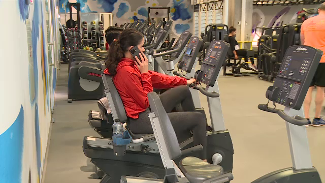 Copleșiți de vină după mesele de Paște, românii au luat cu asalt sălile de sport. ”Am venit să ard grăsimile!”