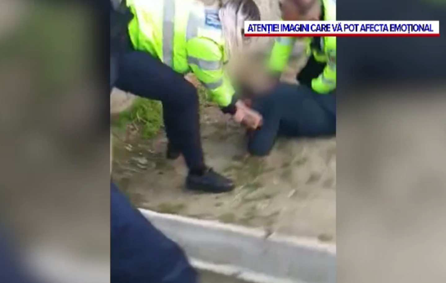 Momentul bătăii polițiștilor cu sătenii dintr-o comună din Mehedinți. Pumni și picioare, urlete și îmbrânceli