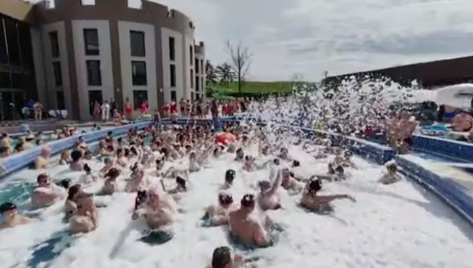 Paștele ploios i-a trimis pe turiști la SPA. Relaxare în piscină și masaj