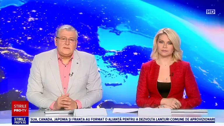 Momentul în care un urs a apărut lângă un bărbat care citea liniștit pe șezlong, în curtea casei