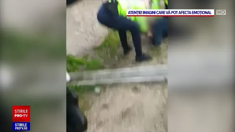 Momentul bătăii polițiștilor cu sătenii dintr-o comună din Mehedinți. Pumni și picioare, urlete și îmbrânceli