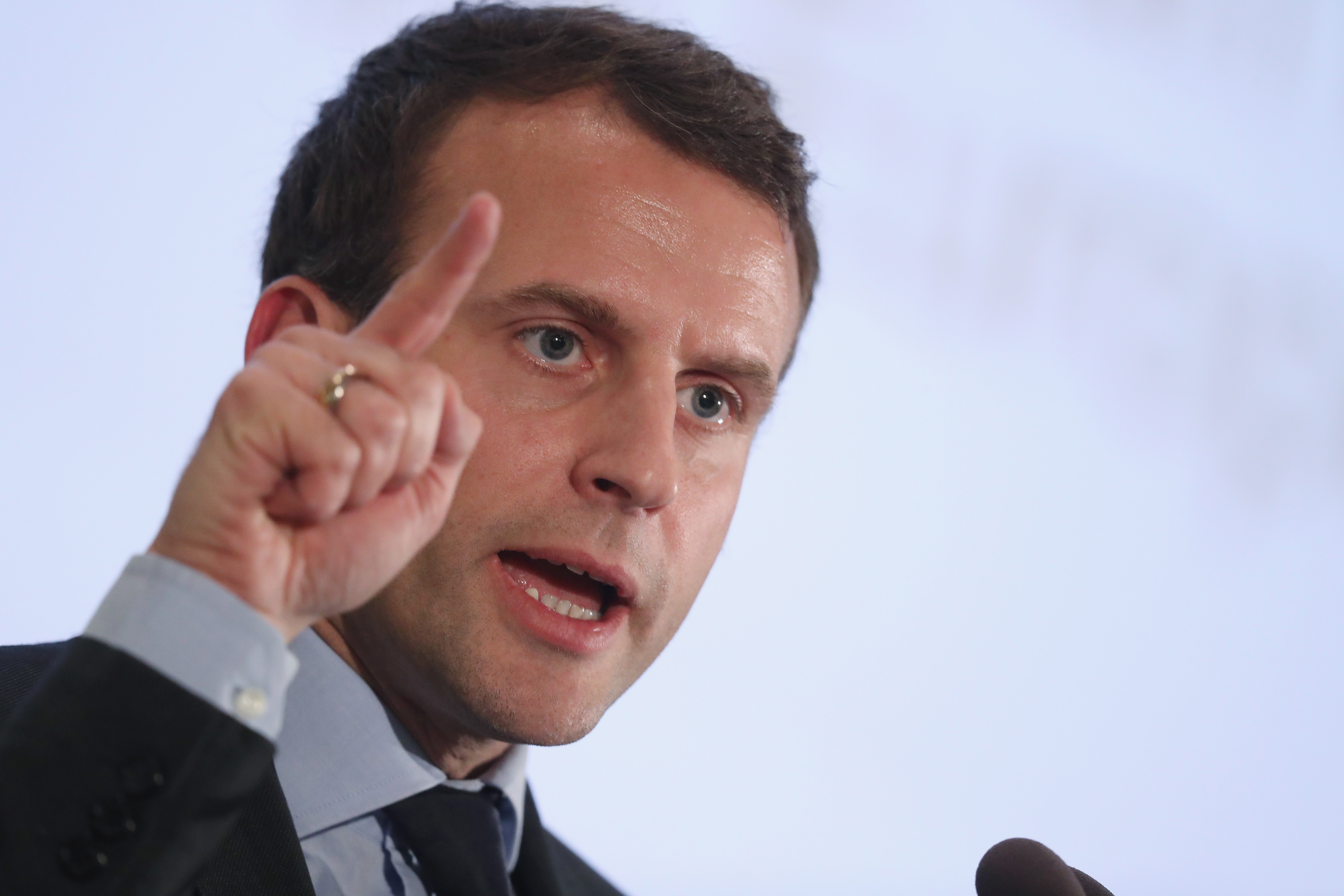Emmanuel Macron s-a adresat din nou francezilor nemulțumiți de legea pensiilor și a încins și mai tare spiritele