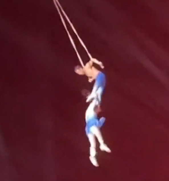 Scene șocante în timpul unui spectacol la înălțime. O acrobată a murit după ce partenerul ei a scăpat-o. VIDEO