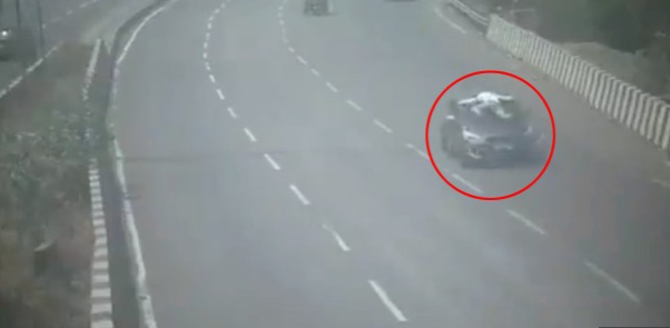 Momentul șocant în care un polițist s-a agățat de plafonul unei mașini după ce șoferul nu a oprit ca să fie testat antidrog