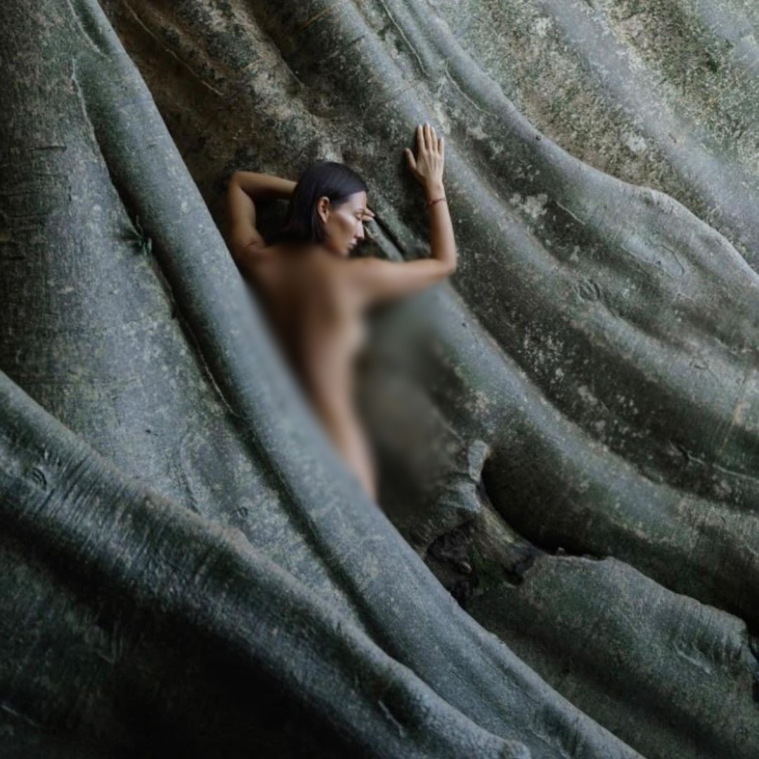 O influenceriţă a fost expulzată din Bali după ce a pozat goală lângă un copac sacru