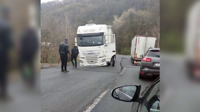 Se anunță ninsori și risc de avalanșă în Bucegi. O bucată de șosea s-a surpat între Caransebeș și Băile Herculane