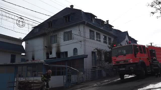 O fabrică de mobilă a luat foc, în județul Mureș. O femeie a ajuns la spital