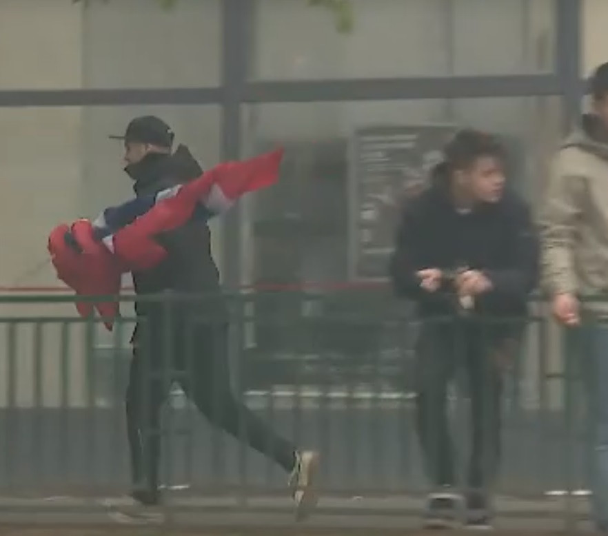 Incident șocant în Ghencea. Un fan al Stelei, bătut cu bestialitate de ultrașii dinamoviști | VIDEO