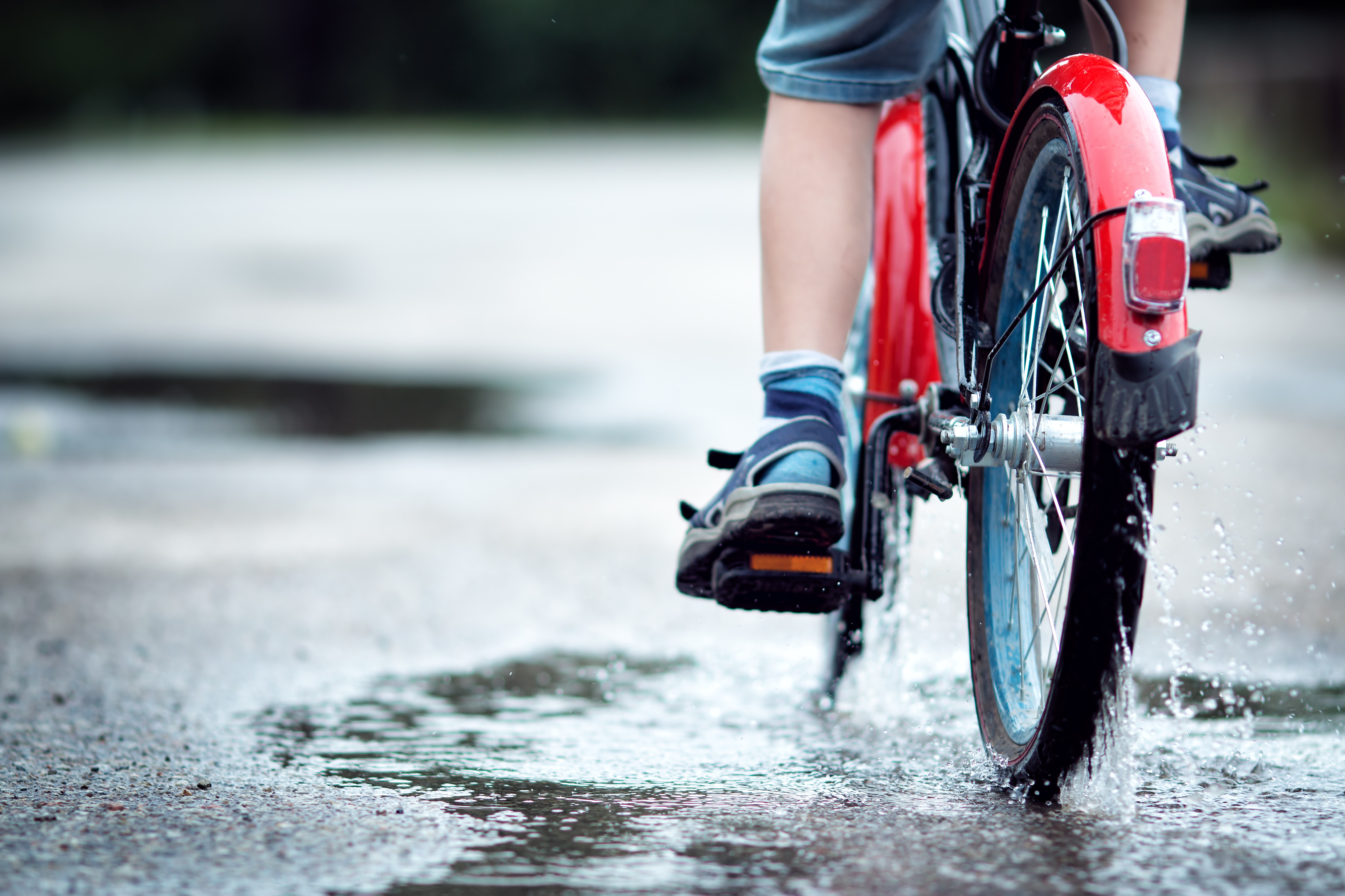 Un copil de 5 ani care traversa strada pe bicicletă a fost rănit de o maşină, la Ploieşti