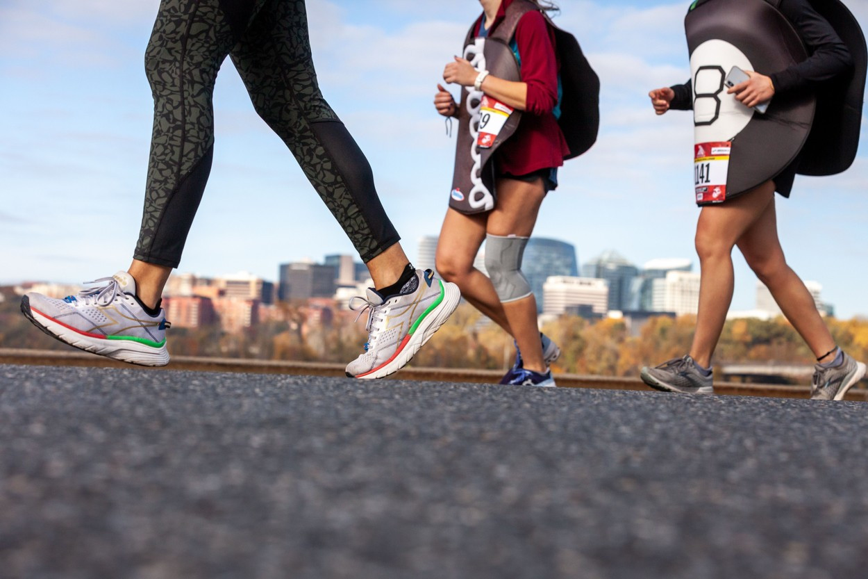 O sportivă de top, descalificată de la un ultramaraton, după ce a mers cu maşina pe o parte a traseului