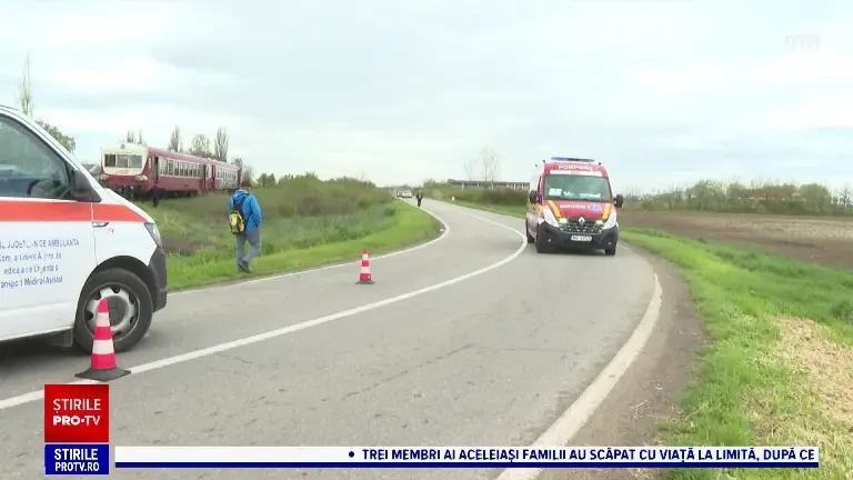Accident feroviar lângă Timișoara. O mașină a fost lovită de tren, după ce șoferița de 19 ani a încercat să forțeze trecerea