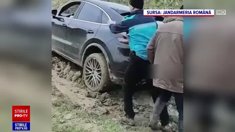 Incident mai puțin obișnuit, în a doua zi de Paște. O familie de turiști a sunat la 112, după ce mașina s-a blocat în noroi