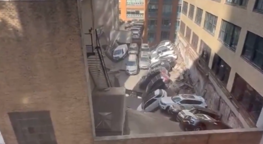 „S-a simțit ca un cutremur”. Momentul în care o parcare supraetajată se prăbușește, în Manhattan | VIDEO