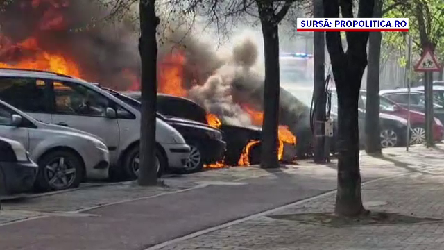 Mașina unui șofer din Bistrița a fost distrusă de un incendiu. Focul a avariat și mașinile alăturate