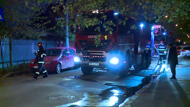 Incendiu la un bloc din București. Șapte persoane, între care doi copii, au fost intoxicați sau au suferit atacuri de panică
