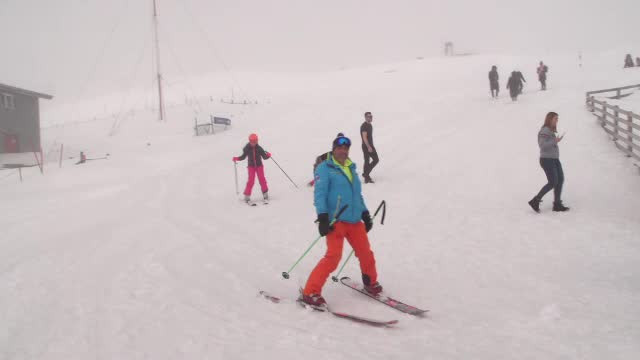 Sute de români și-au prelungit cu o zi vacanță la munte, dar nu au scăpat de aglomerația de pe DN1