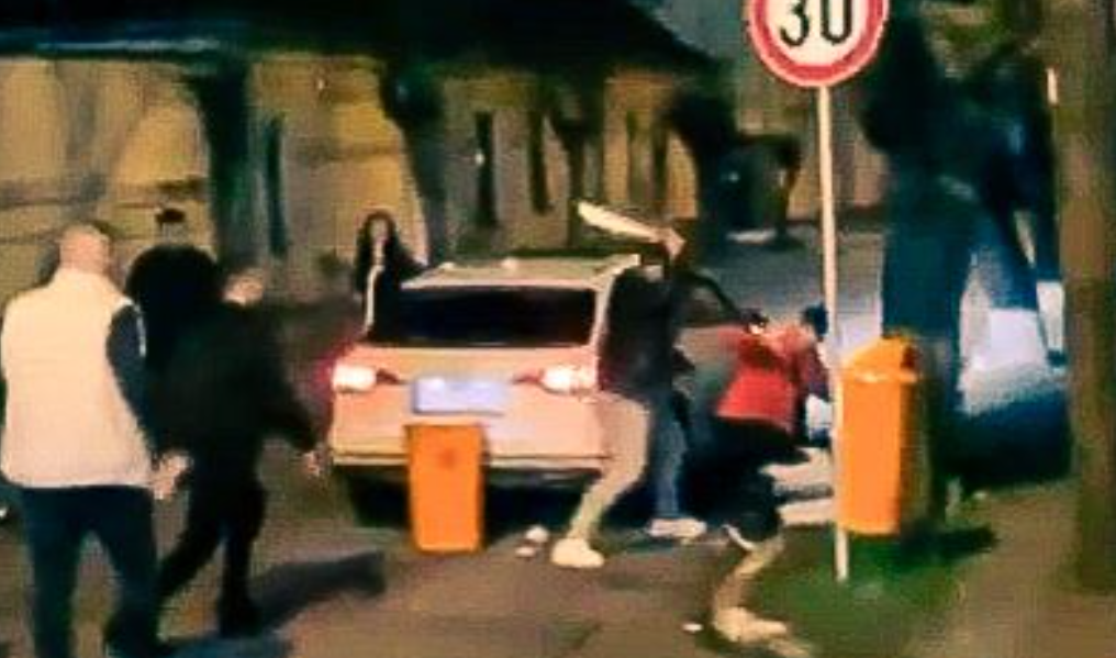 Bătaie în plină stradă la Reghin. Cei implicați au smuls coșurile stradale, un bărbat a folosit o sabie. VIDEO